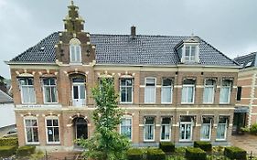 bij DE RODE DEUR